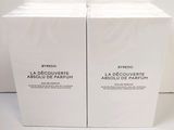 deux boîtes blanches de parfum posées sur une table blanche