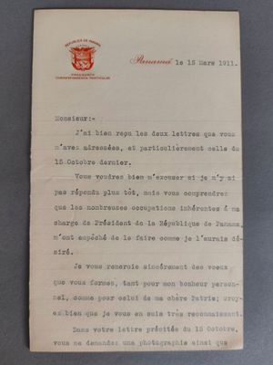 un gros plan d'un morceau de papier sur lequel on a écrit