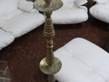 une bougie posée sur une table dans un salon