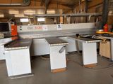 une machine qui travaille sur une pièce de métal