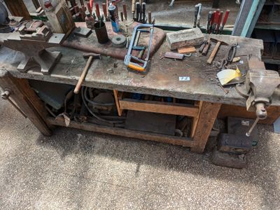 un établi avec de nombreux outils