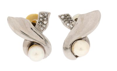 an image of a pair of earrings with pearls and diamonds