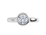 un gros plan d'une bague en diamant sur fond blanc