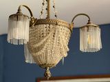 un lustre suspendu au plafond d'une pièce