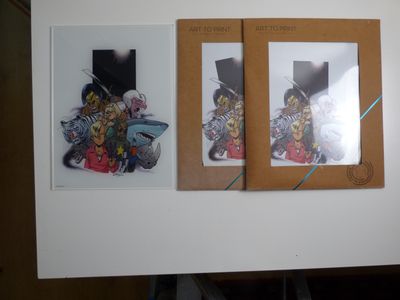 deux livres posés sur une table, avec des images dessus
