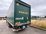 a green truck that is parked in a parking lot