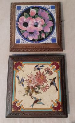 deux tableaux représentant des fleurs et des oiseaux, accrochés au mur