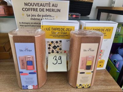 trois paquets de café posés les uns à côté des autres sur une table