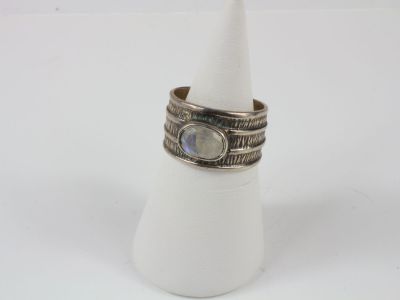 un gros plan d'une bague posée sur une serviette blanche
