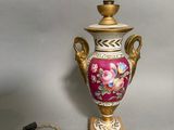 une lampe posée sur une table à côté d'un cordon