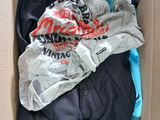une boîte pleine de vêtements posée sur le sol