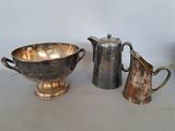 deux pichets en métal argenté et une cafetière en métal argenté