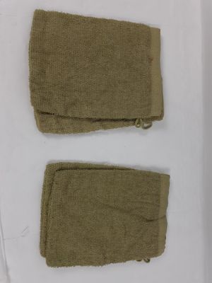 deux morceaux de tissu posés sur une surface blanche