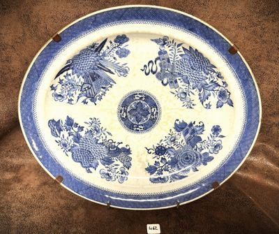 une assiette bleue et blanche ornée d'un motif de dragon