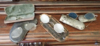 Quatre anciennes paires de lunettes (ou pince-nez), dont une…