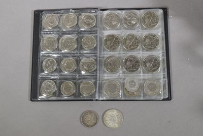 beaucoup de pièces d'argent dans un étui en plastique