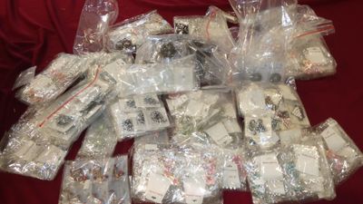 un lot de broches fantaisies (environ 650 pièces)