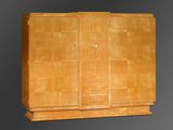 une armoire en bois de style Art déco à deux portes et tiroirs