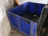un bac bleu posé dans un coin d'une pièce