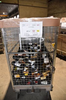 un chariot rempli de bouteilles de vin, dans un entrepôt