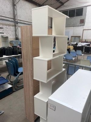 une pièce équipée d'un bureau, d'étagères et de chaises