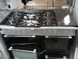 une cuisinière en cours d'installation dans la cuisine