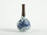 un vase bleu et blanc orné d'un dragon