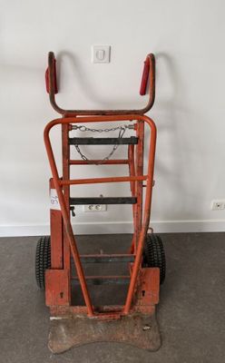 un petit diable qui se trouve dans une pièce