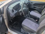 l'intérieur d'une voiture dont la portière est ouverte et le siège passager rabattu