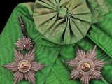une photo d'une paire de boucles d'oreilles posée sur un tissu vert