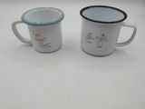 deux tasses à café posées sur une table