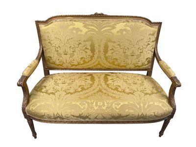 Banquette en bois sculpté et doré à décor rubanné et de feui…