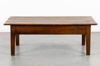 Une table basse ancienne en bois avec un tiroir. (photo 6)