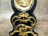 une horloge posée sur une table