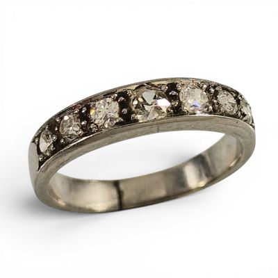 une image d'une bague en diamant sur fond blanc