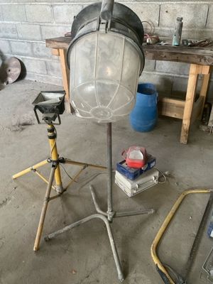 une lampe posée sur un trépied dans un garage