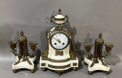 une horloge blanche et or posée sur une table