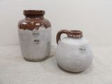 deux vases posés l'un à côté de l'autre sur une table