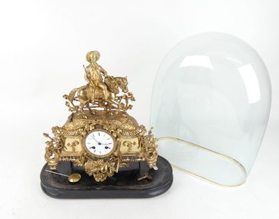 une horloge en or surmontée d'un dôme en verre