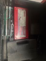 1 servante rouge avec outillages (photo 5)