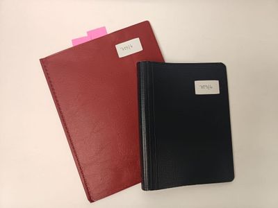 deux chemises en cuir rouge et noir posées sur une surface blanche