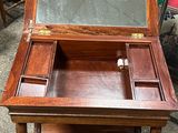 une petite table en bois sur laquelle se trouve un miroir