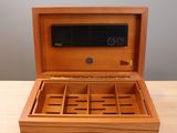 l'image d'une boîte en bois contenant une radio