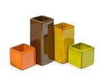 quatre vases de couleurs différentes placés les uns à côté des autres