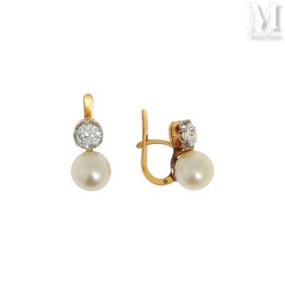 une image d'une paire de boucles d'oreilles en perles et diamants