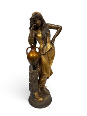 statue en bronze représentant une femme tenant un vase, posée sur un socle