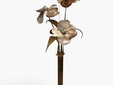 une image représentant un vase avec des fleurs posé sur un socle, sur fond blanc