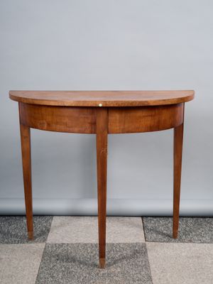 Console de forme demi-lune en bois de placage reposant sur t…