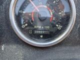 un gros plan sur le compteur de vitesse d'une moto