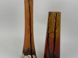 deux vases posés l'un à côté de l'autre sur une surface blanche